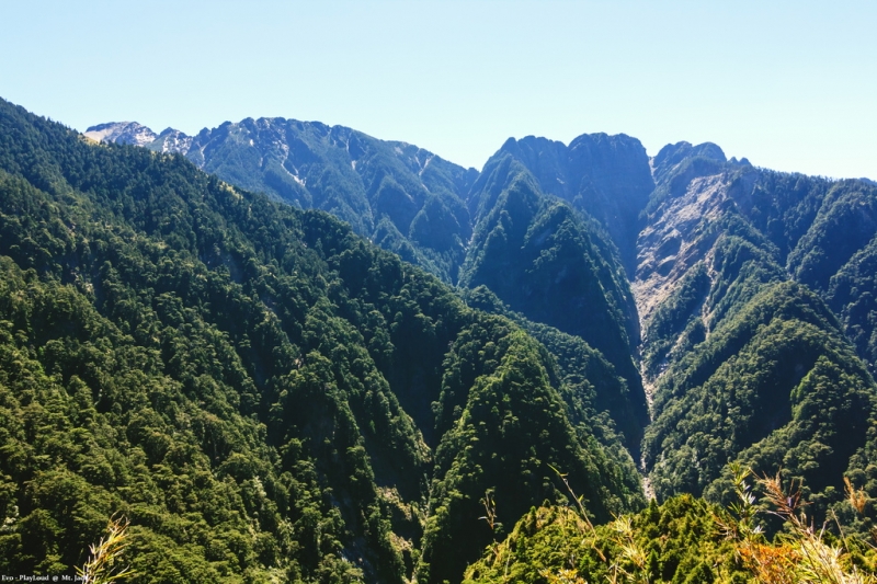 同一目光视线且又对称的瞬间 组合起来,玉山山脉稜线全景 看