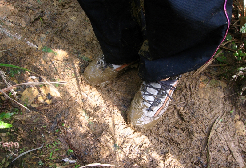鞋子上,裤管上都沾满了泥巴(图/tien摄)